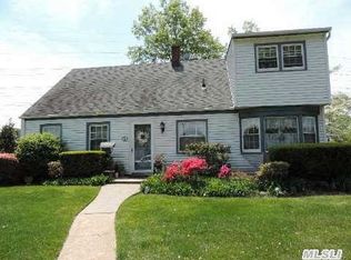 1 Hyacinth Rd, Levittown, NY 11756