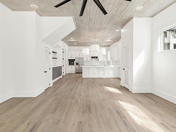 5th image of 225 Edens Landing Cir