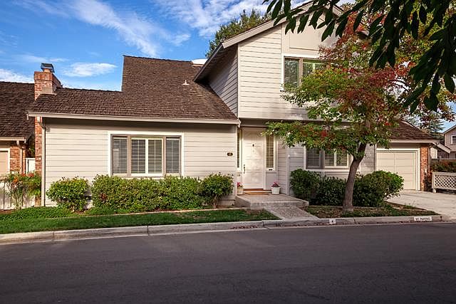 1st image of 4 Chateau Dr