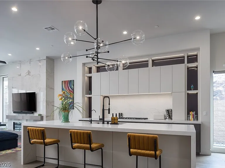 692 Scenic Cliff Dr — Photo 3