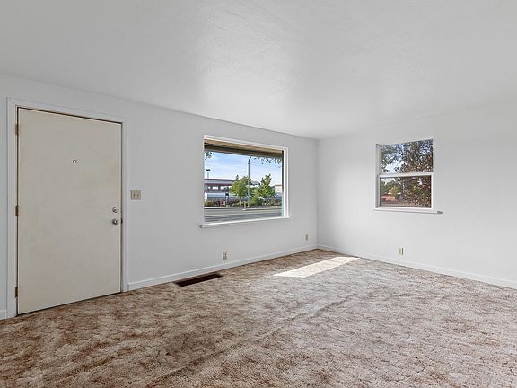 3rd image of 2412 W Wellesley Ave