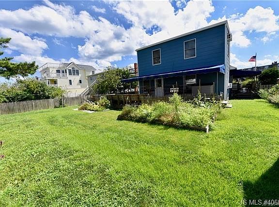 3rd image of 419 Coral St