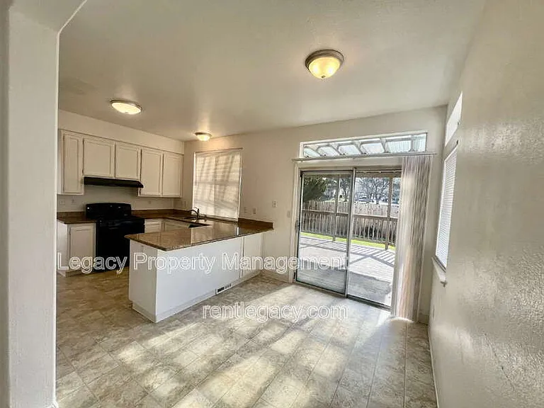 2750 Parkview Ter — Photo 11