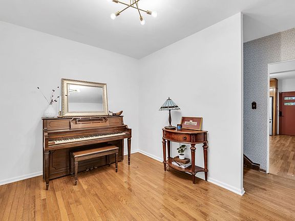 5th image of 738 Woodbine Ave