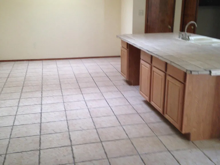 1033 Glendale Dr — Photo 2