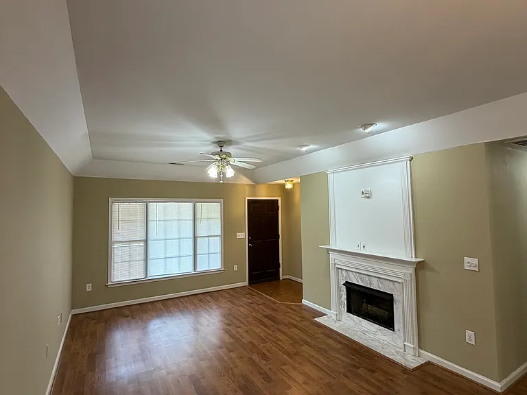 334 W Pointe Dr — Photo 4