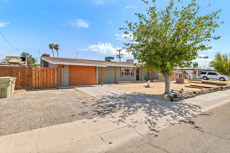3 bed, 2.0 bath, 1711 sqft, $2,100 — Photo 2