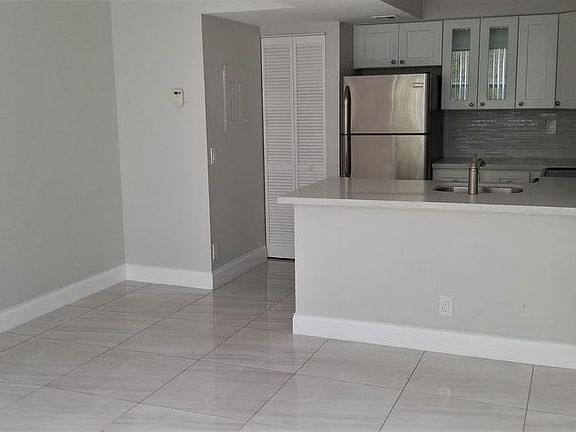 5th image of 752 Executive Center Dr APT 38