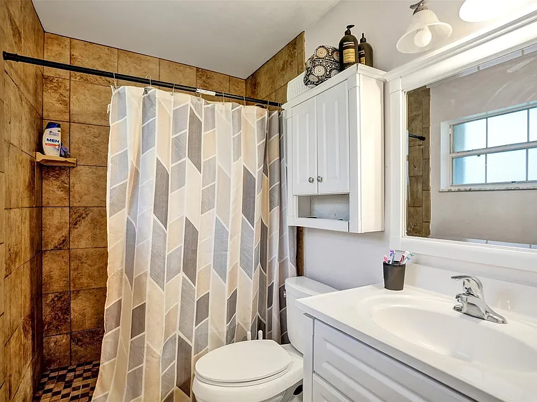 7008 NW 81st St — Photo 34