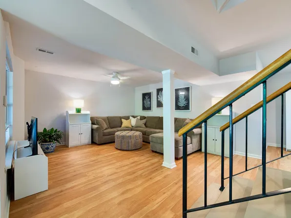 9006 Saint Thomas Ln, Charlotte, NC 28277