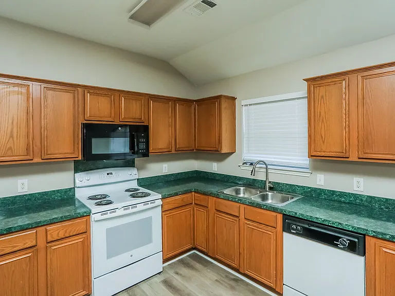 1303 Coronado Ln — Photo 7