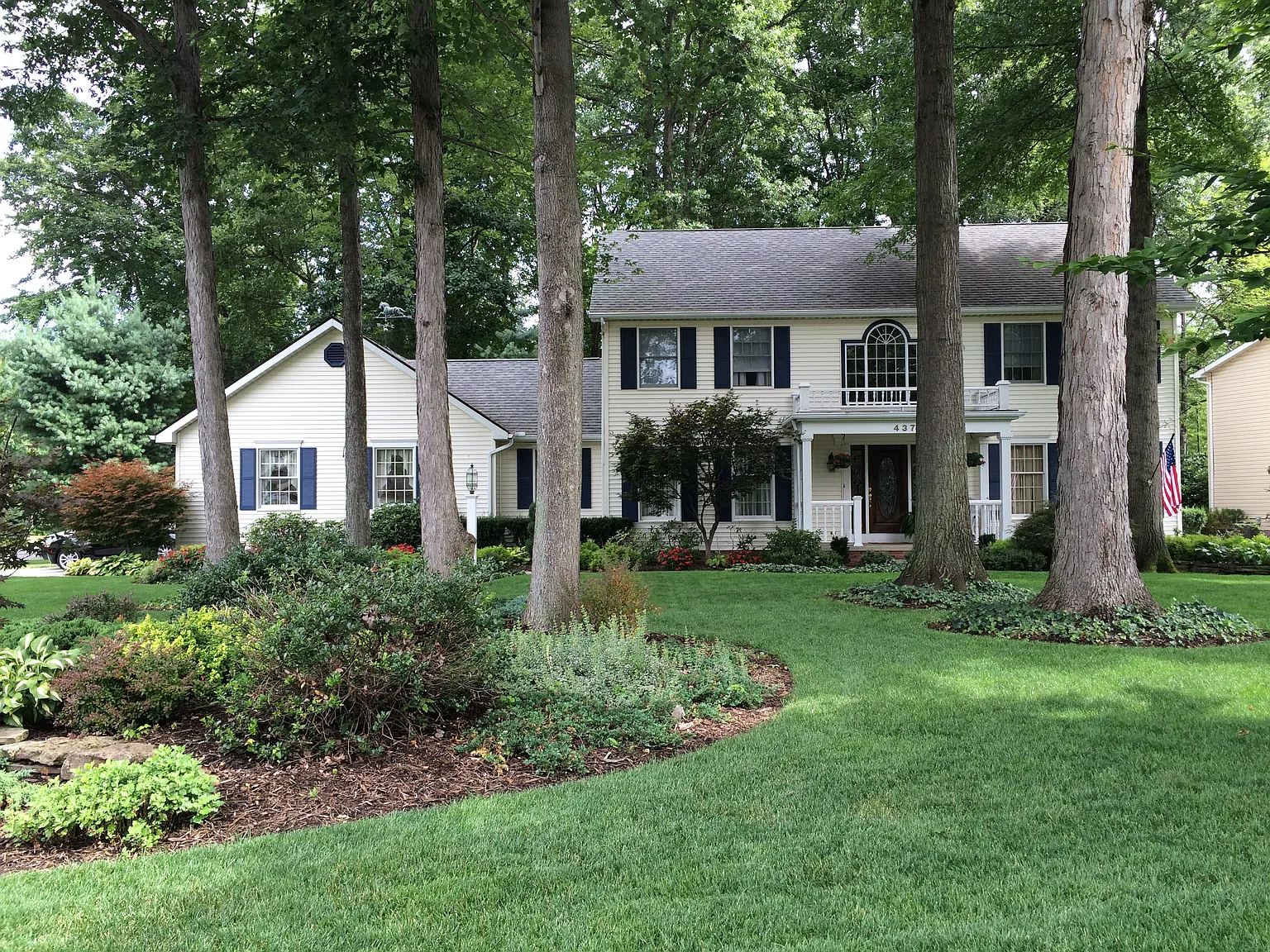 437 Greenbriar Dr photo 1