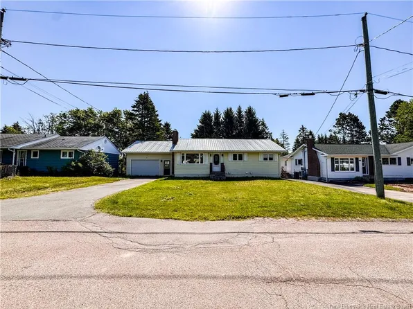 16 Bickerton Ave, Sackville, NB E4L 3M7