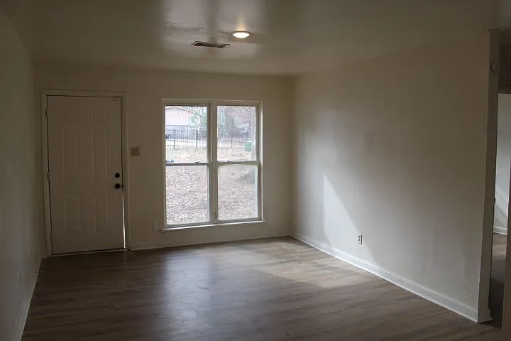 6 York Dr — Photo 2