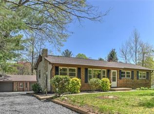 16 Cozy Acres Ln, Mills River, NC 28759