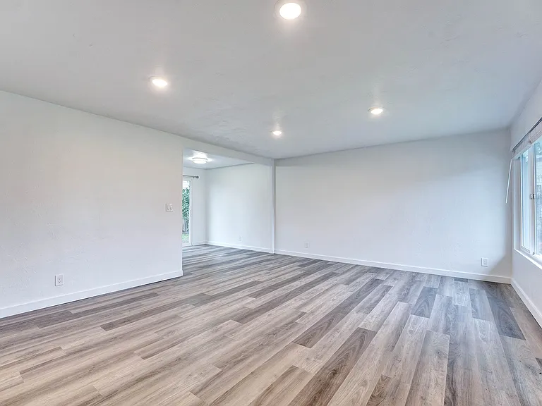 383 N Cedar St — Photo 3