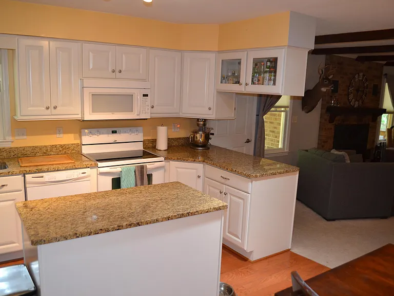 861 Hawthorne Dr — Photo 5
