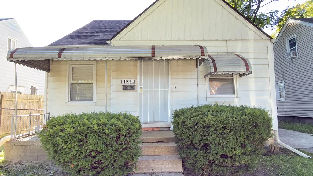 3 bed, 900 sqft, $1,200 — Photo 1