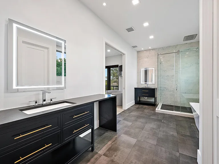 706 Lakeside Cir — Photo 14