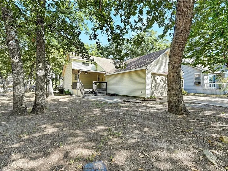 1029 Shoreline Dr — Photo 3