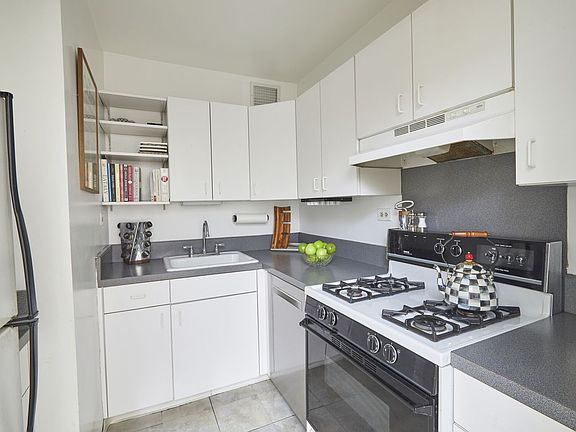 5th image of 176 E 77th St APT 8F