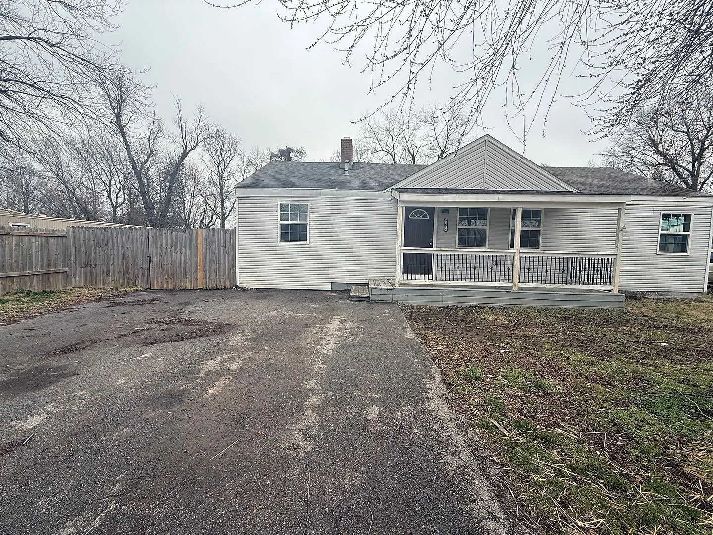 Spacious 3 Bedroom 2 Bathroom Home Available NOW! — Photo 1