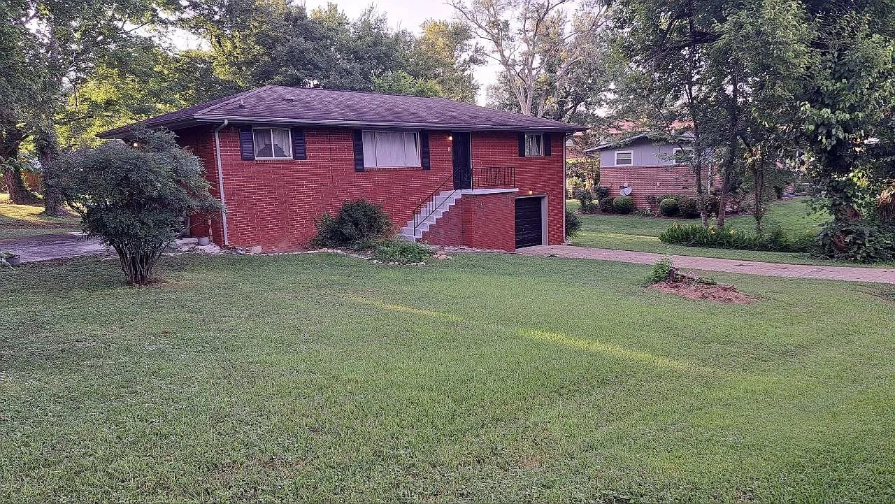 5 bed, 1.5 bath, 1935 sqft, $2,250 — Photo 2