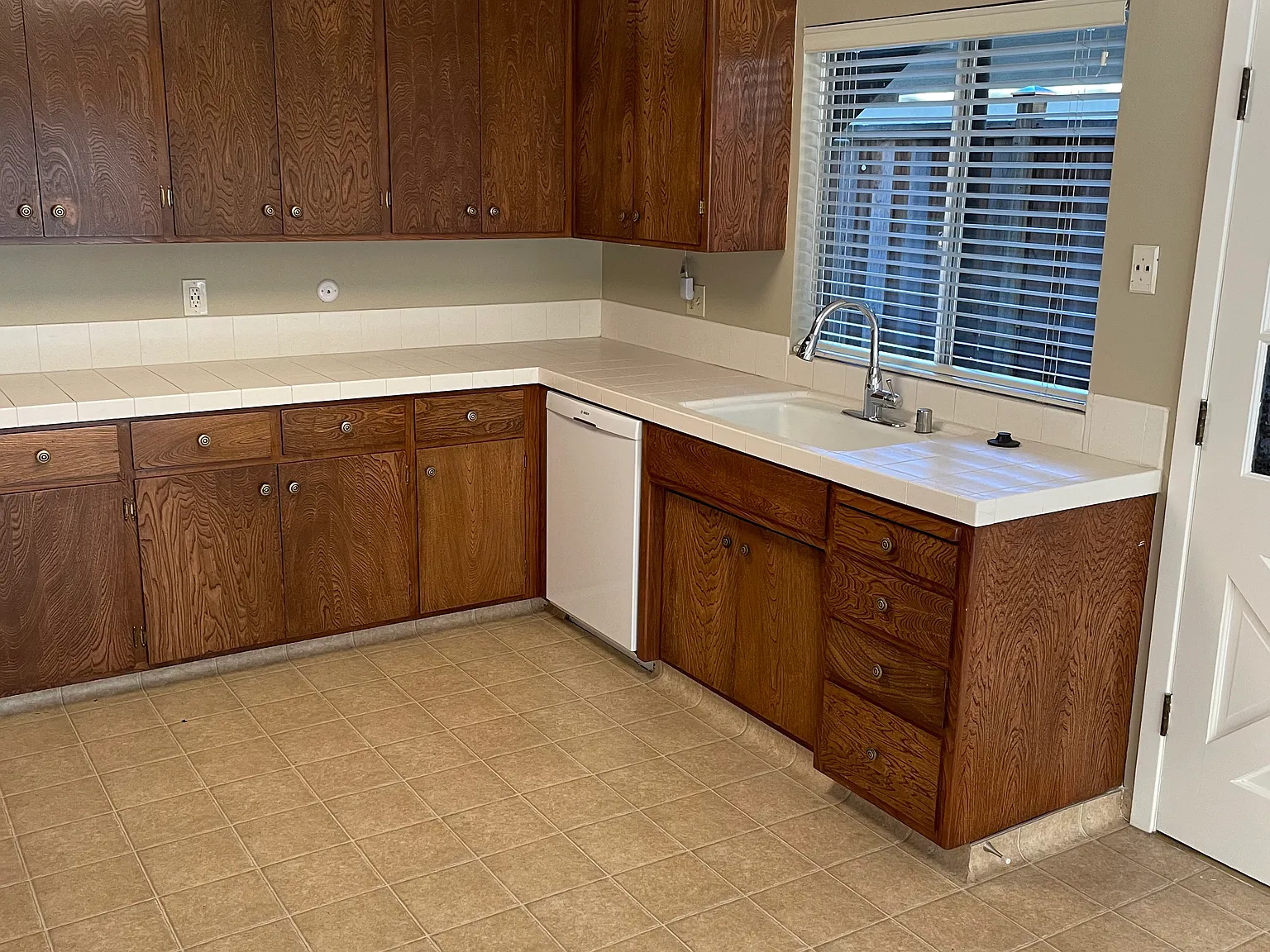 3 bed, 1200 sqft, $5,100 — Photo 4