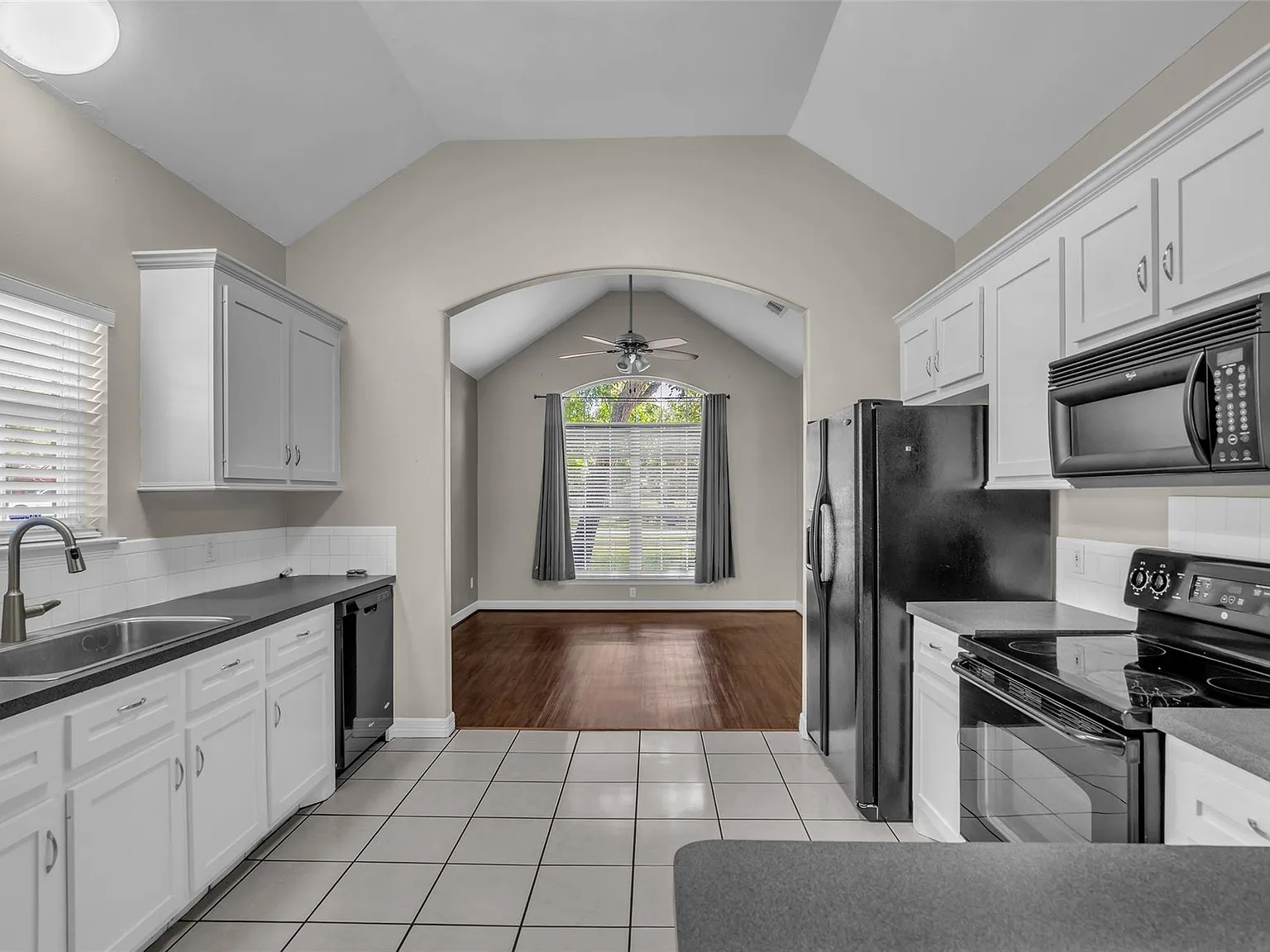 3 bed, 2.0 bath, 1635 sqft, $1,800 — Photo 4