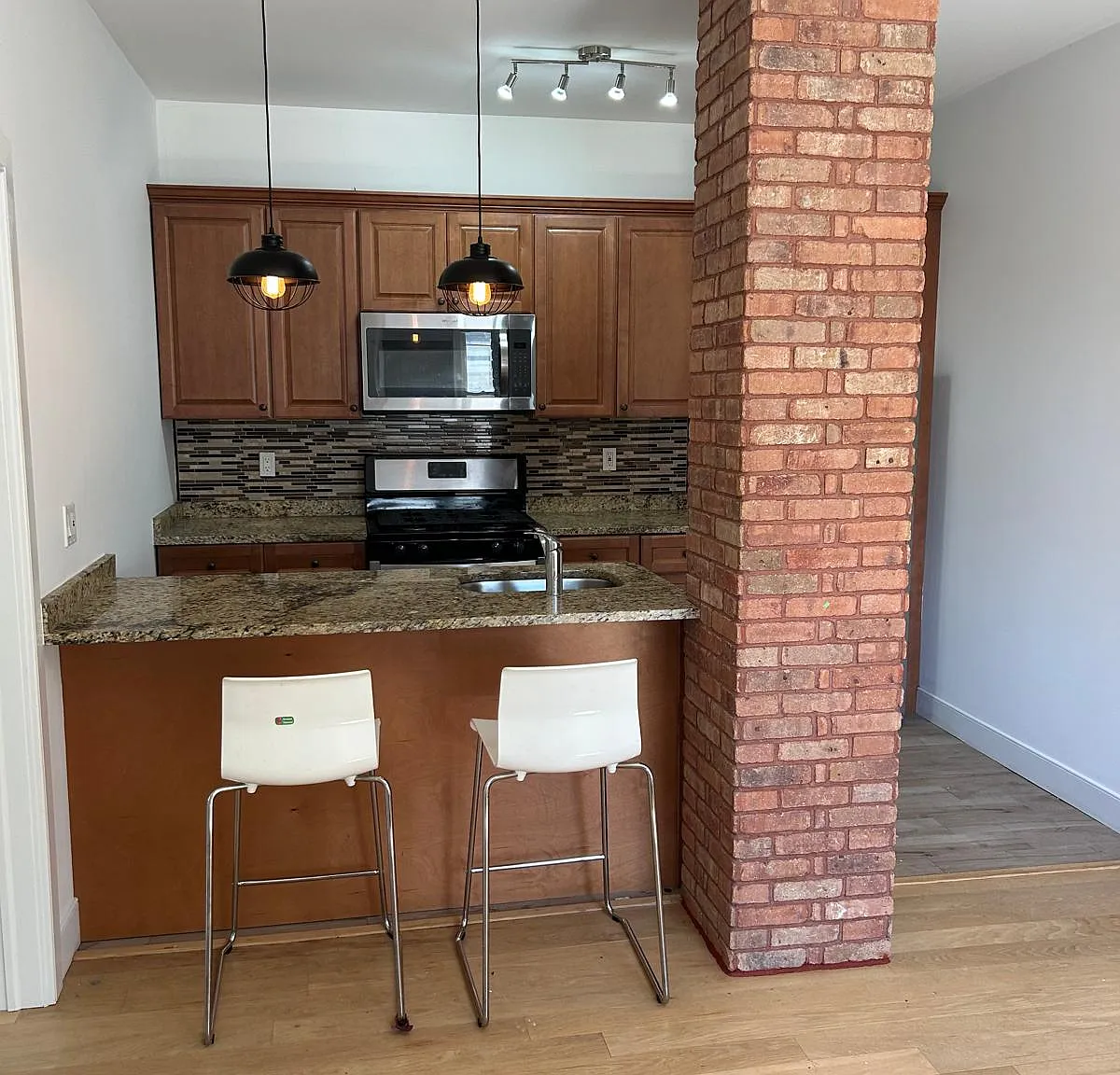 2 bed, 700 sqft, $2,200 — Photo 1