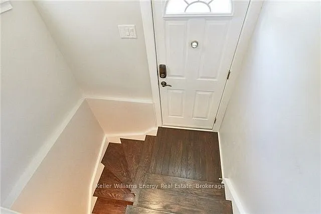 910 Grierson St #LOWER — Photo 2