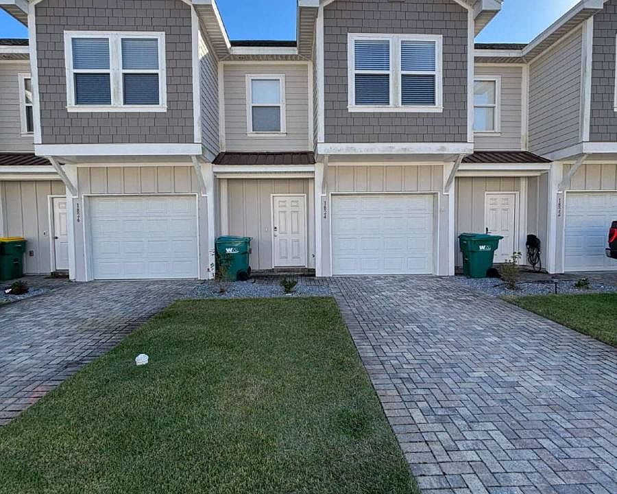 1st image of 1824 Stable Ln