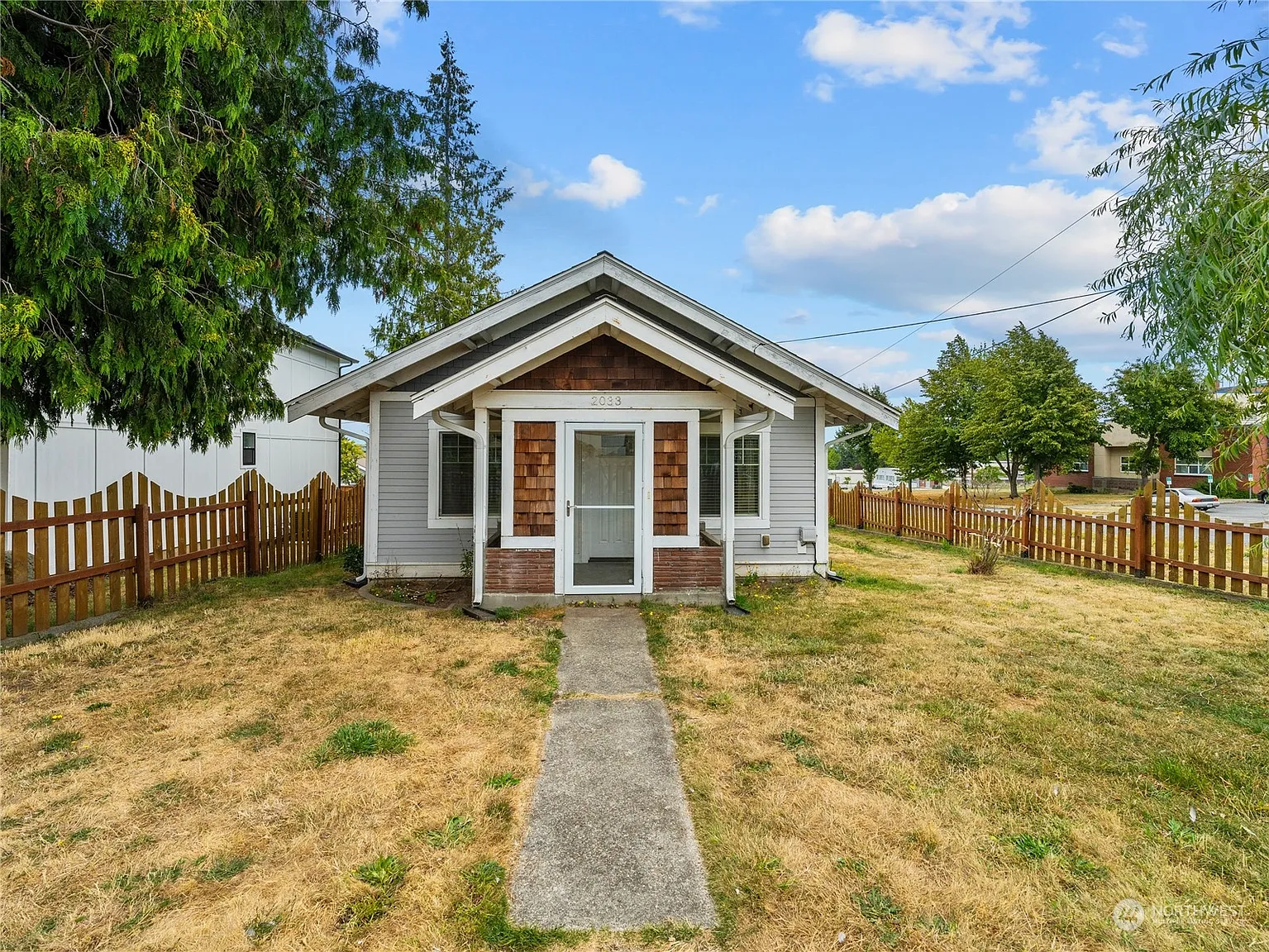 2033 L Avenue photo 1