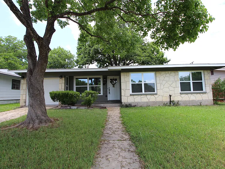 231 Addax Dr — Photo 1