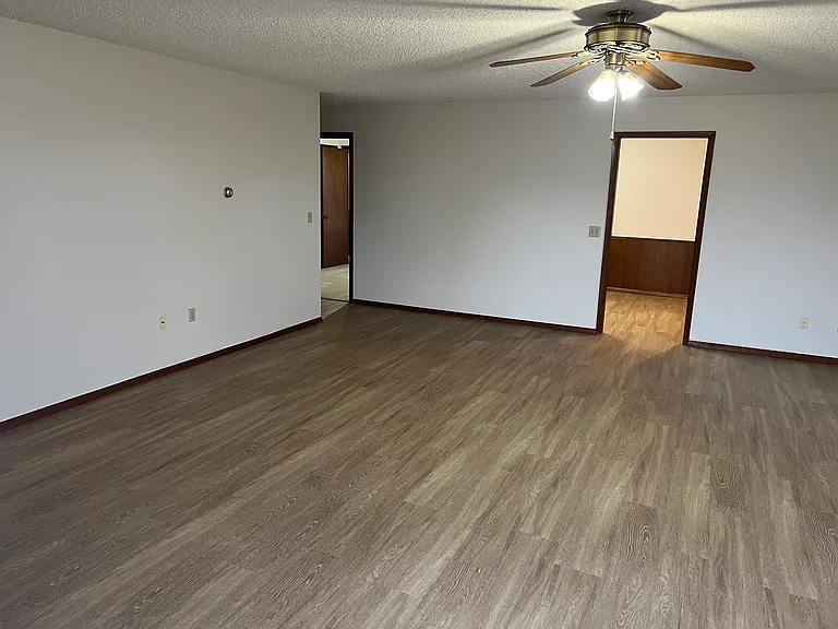2914 W Pine Ave — Photo 5