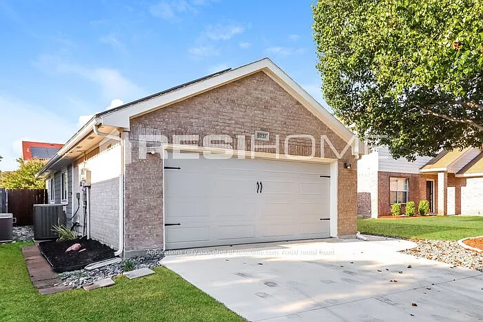 3 bed, 2.0 bath, 1160 sqft, $2,280 — Photo 4