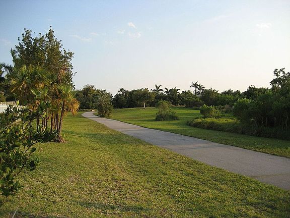Exercise Path/Dogwalk in West Lake Park