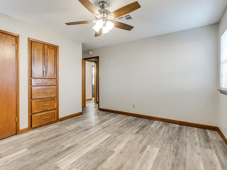 421 Foreman Ave — Photo 9