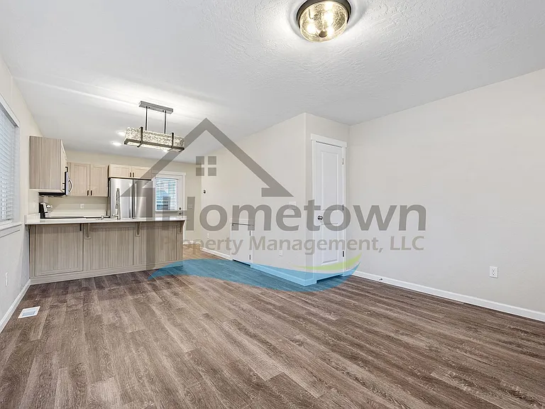 1358 N Sadee Ln — Photo 5