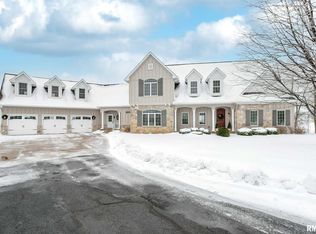 3949 Forest Grove Dr, Bettendorf, IA 52722