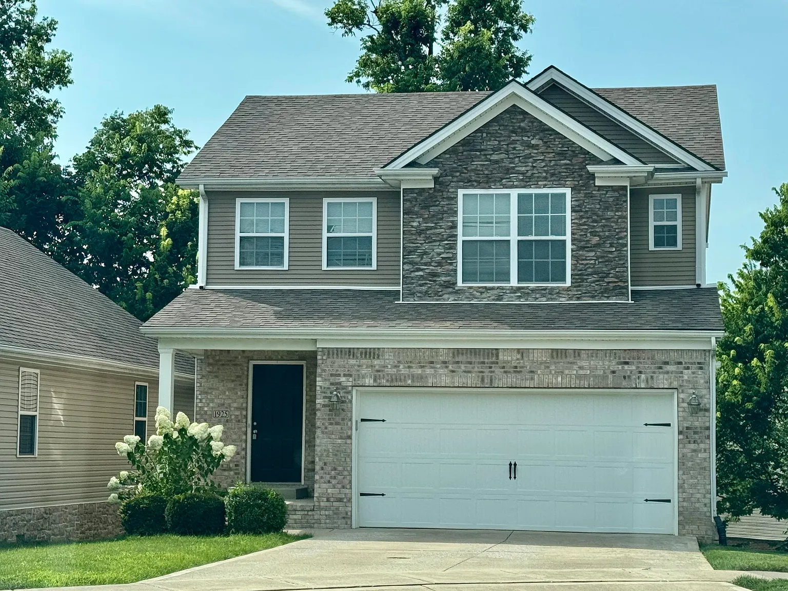 4 bed, 3.5 bath, 3076 sqft, $2,495 — Photo 1