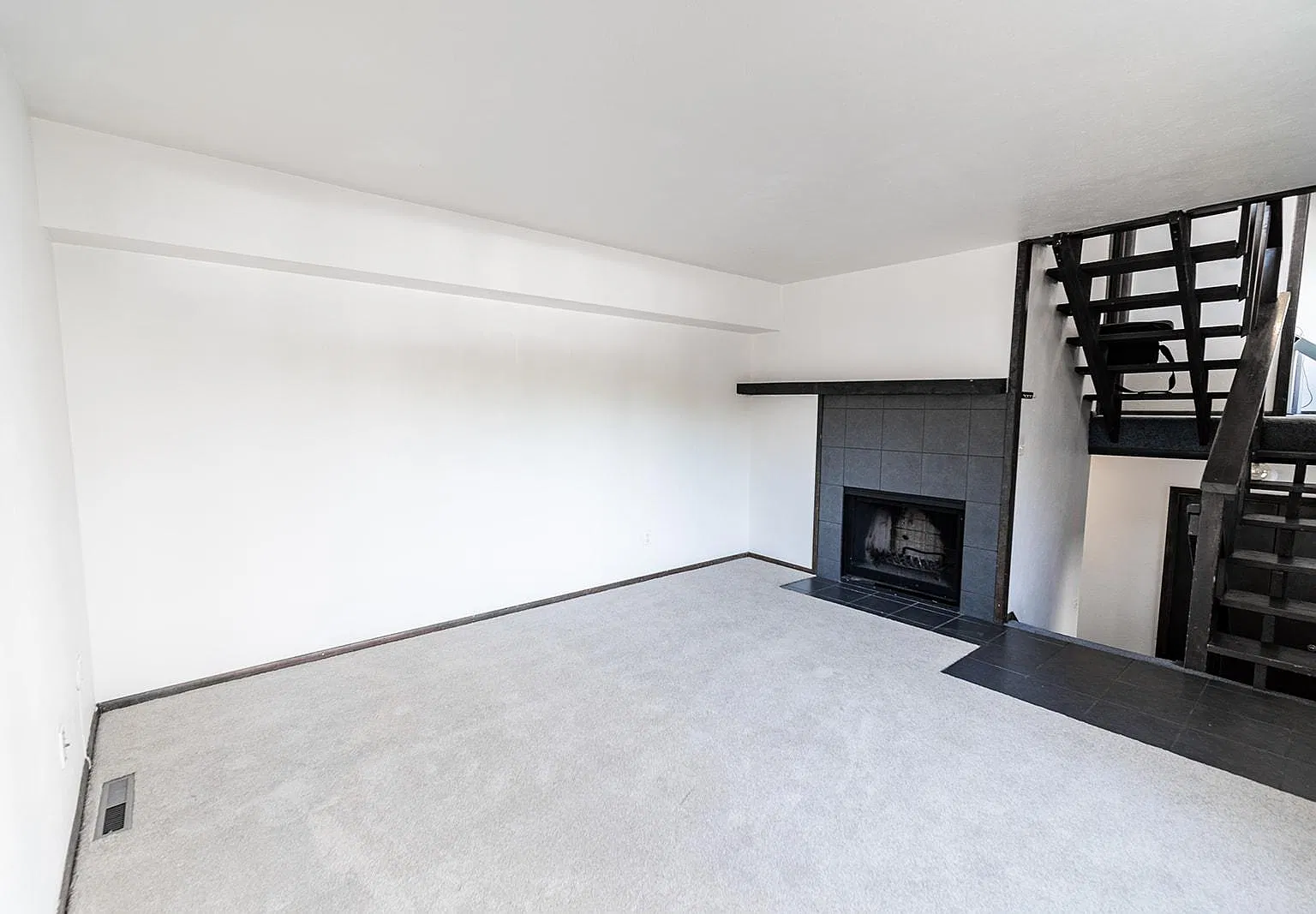 3 bed, 1218 sqft, $4,320 — Photo 4