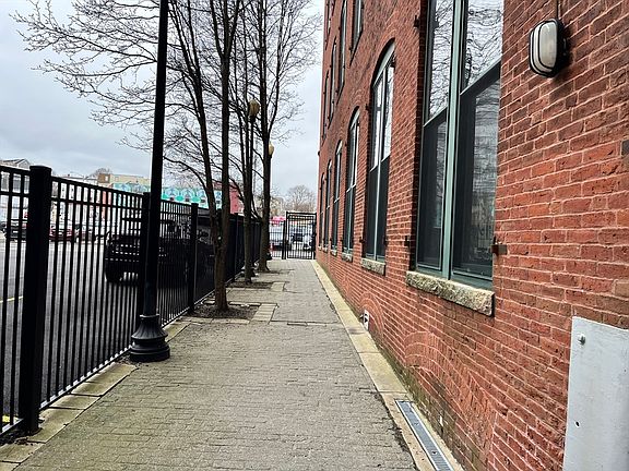 3rd image of 13-13 Willow St #202