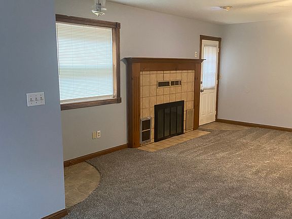 Fireplace in living room. This will have to be inspected before using
