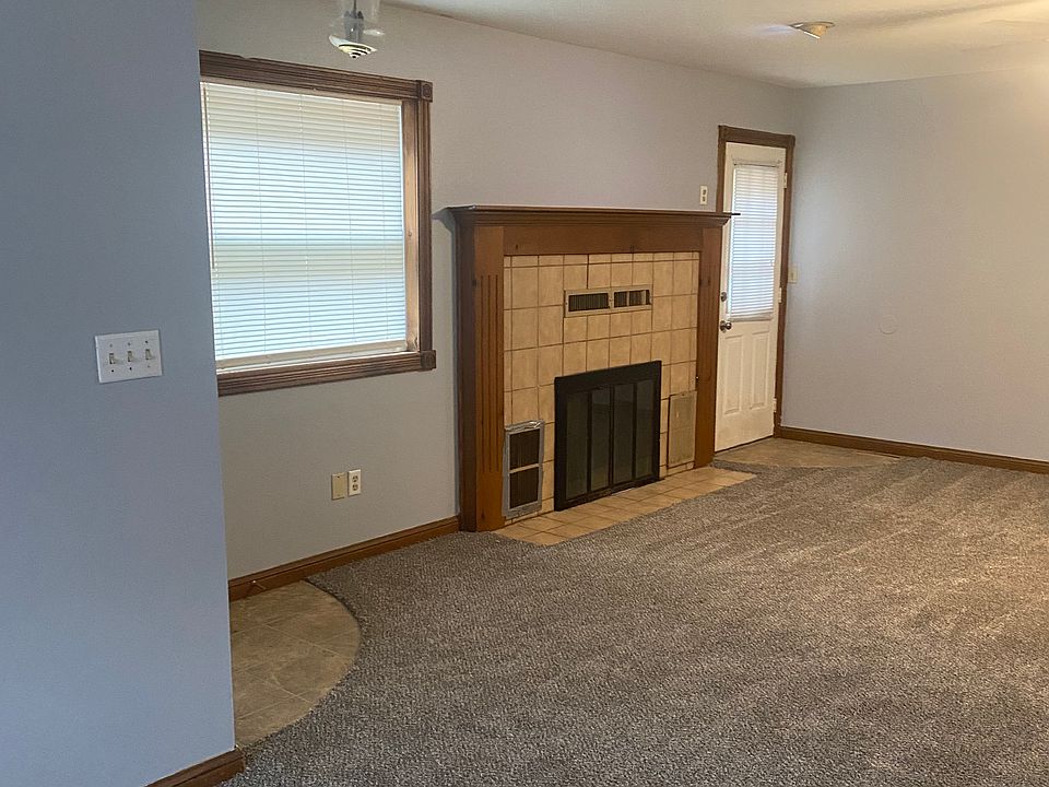 Fireplace in living room. This will have to be inspected before using