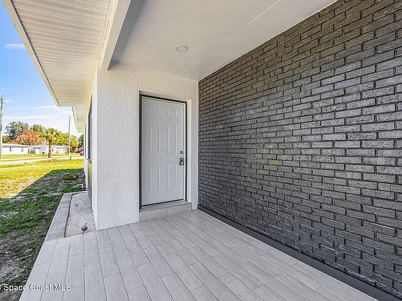 4th image of 1106 Wild Rose Dr NE