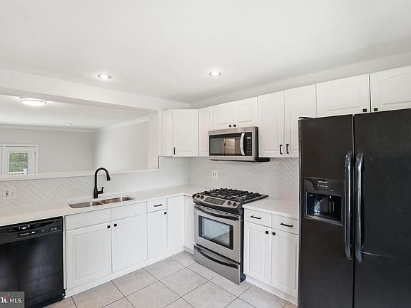 4th image of 1026 Travis Ln