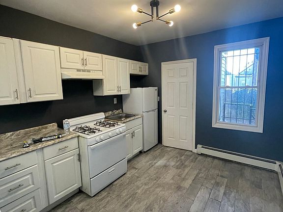 3rd image of 176A Parker St #Z