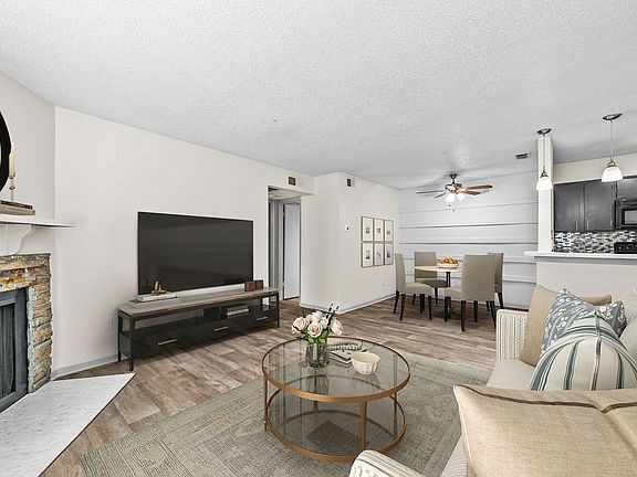 B1 Living Room w/ Breakfast Nook