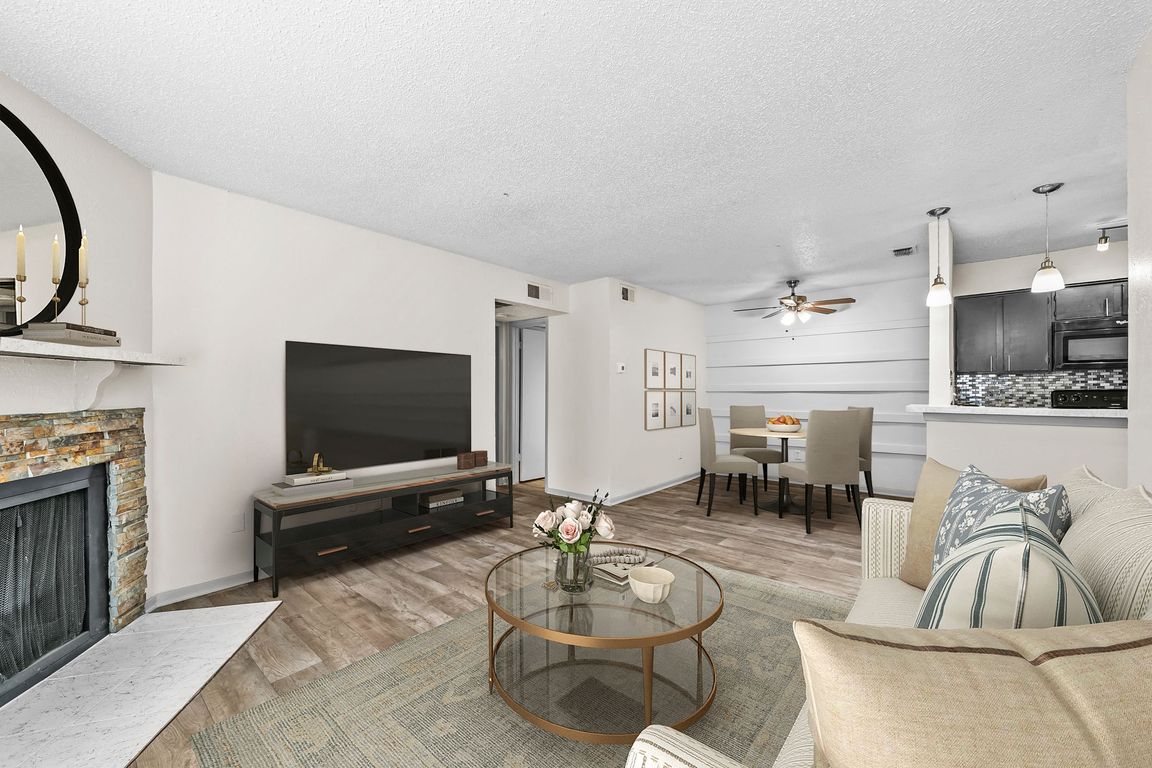 B1 Living Room w/ Breakfast Nook